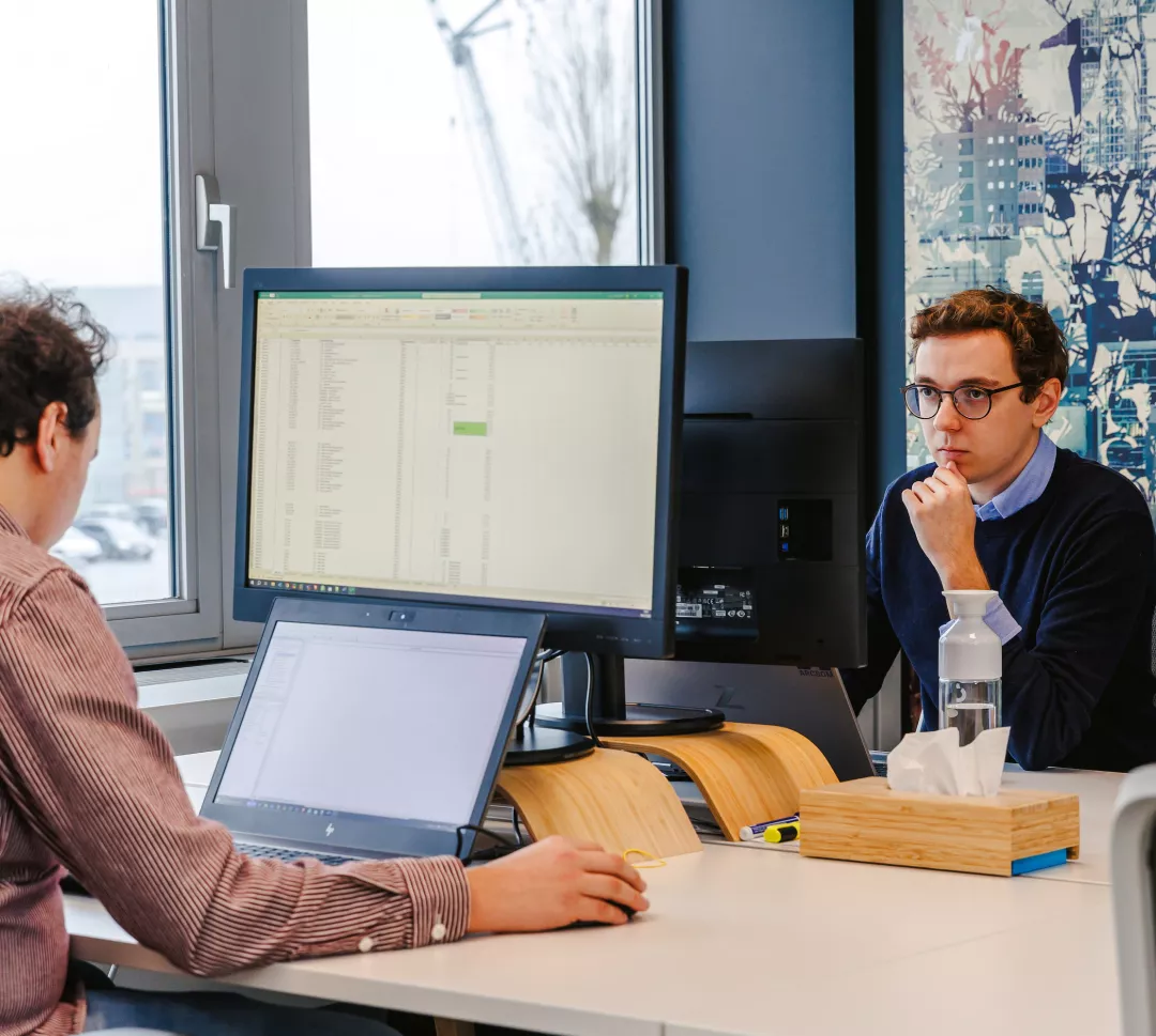 2 collega's aan het werk