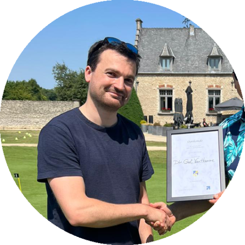 Gert krijgt eerste prijs golf